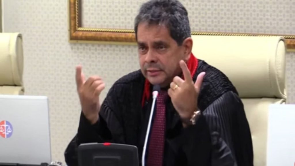 Procurador gera polêmica ao dizer: "Cabeça de juiz e traseira de burro não são confiáveis"
