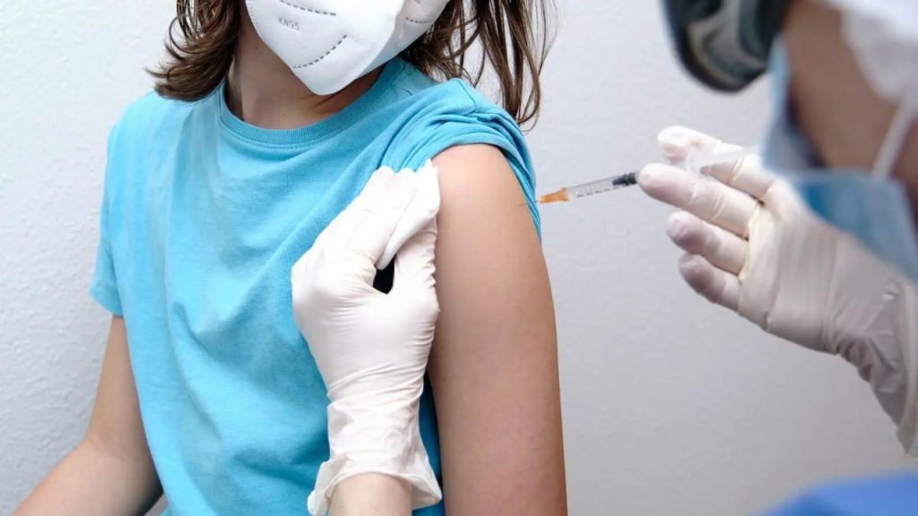 Pais que não vacinarem filhos contra a Covid-19 podem ser multados