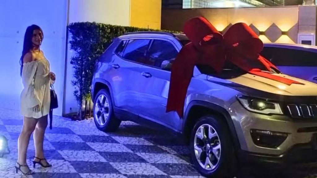 Mulher entra na Justiça após ganhar Jeep em sorteio da empresa e perdê-lo ao ser demitida