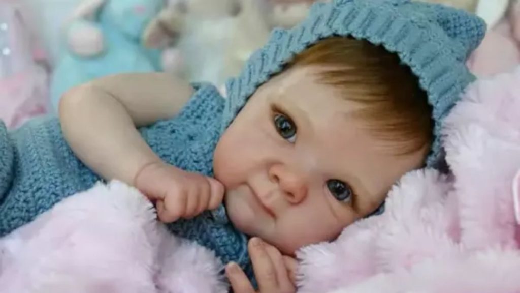 Mãe de bebê reborn processa empresa e pede R$ 10 mil de indenização por negar licença-maternidade