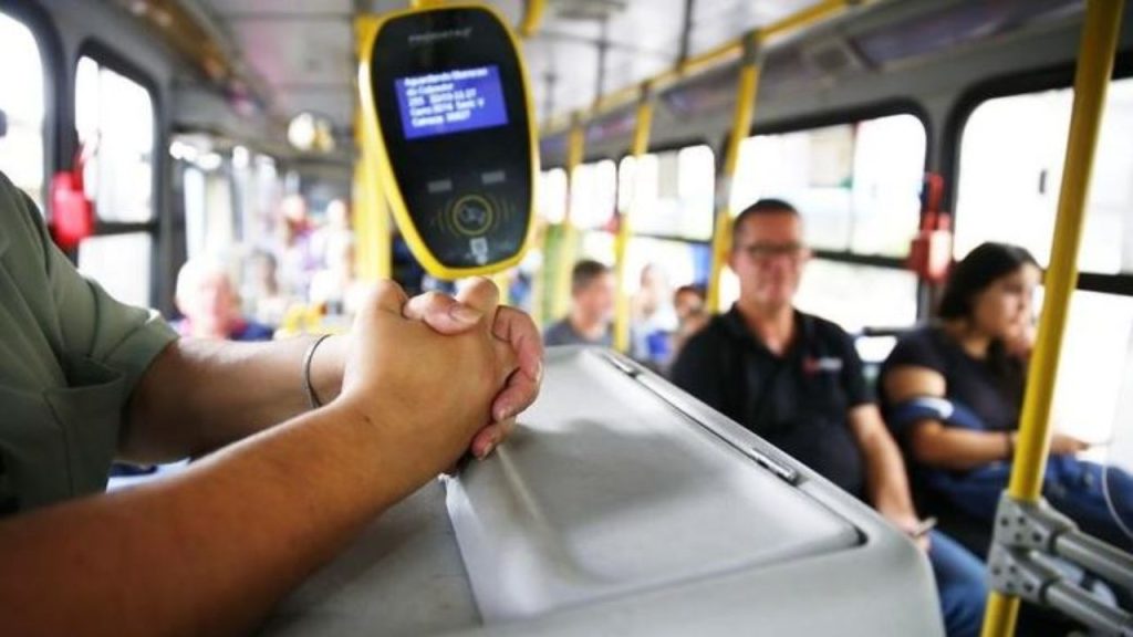 Justiça derruba proibição do pagamento em dinheiro nos ônibus de Manaus