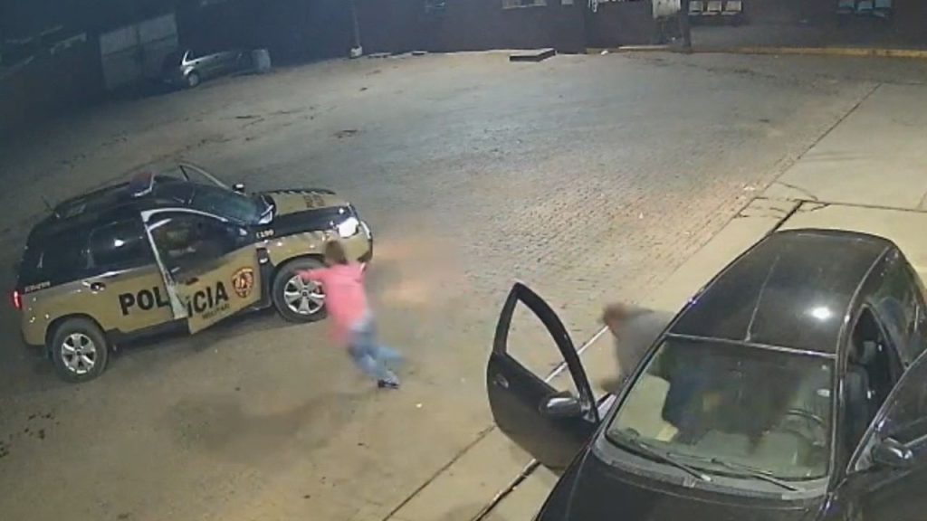 Mulher sequestrada pelo ex vê viatura da PM, foge do carro e garante prisão do agressor