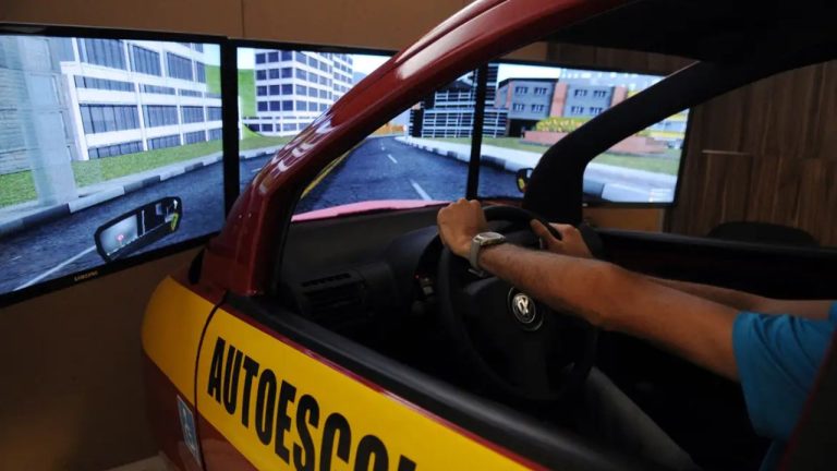 Governo anuncia fim da obrigatoriedade de autoescolas para CNH