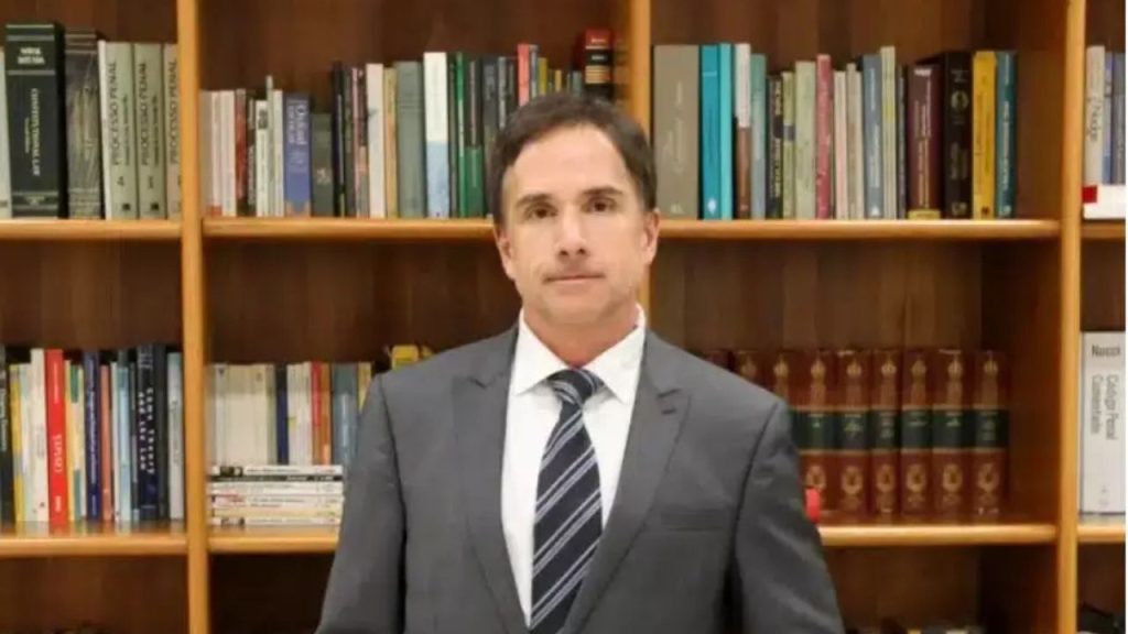 Ex-juiz da Lava Jato é acusado de furtar garrafas de Chandon avalias em R$ 399 cada de mercado