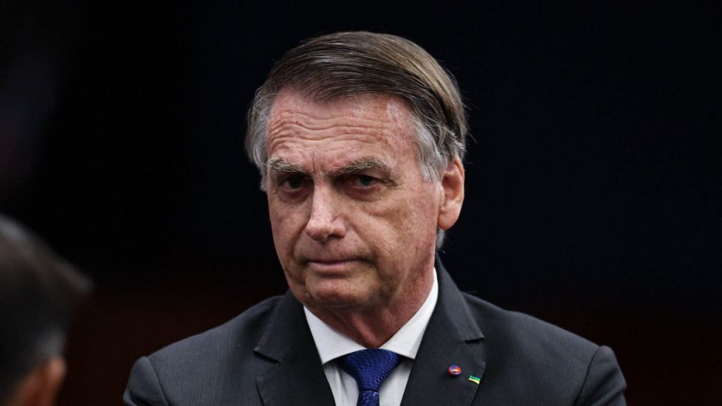 Advogados solicitam que Bolsonaro deixe a prisão para passar por cirurgia e cumprir domiciliar