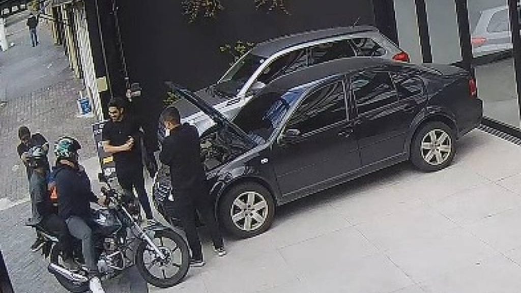 Dupla finge assalto durante negociação de carro e acaba baleada por policial civil