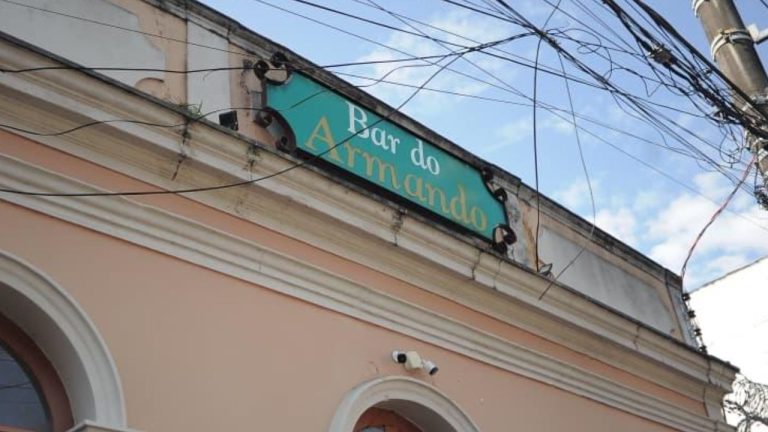 Dois suspeitos foram presos em flagrante nesta segunda-feira (13) pelo estupro e pela morte de uma bebê de apenas 10 meses no bairro Dionísio Torres, em Fortaleza