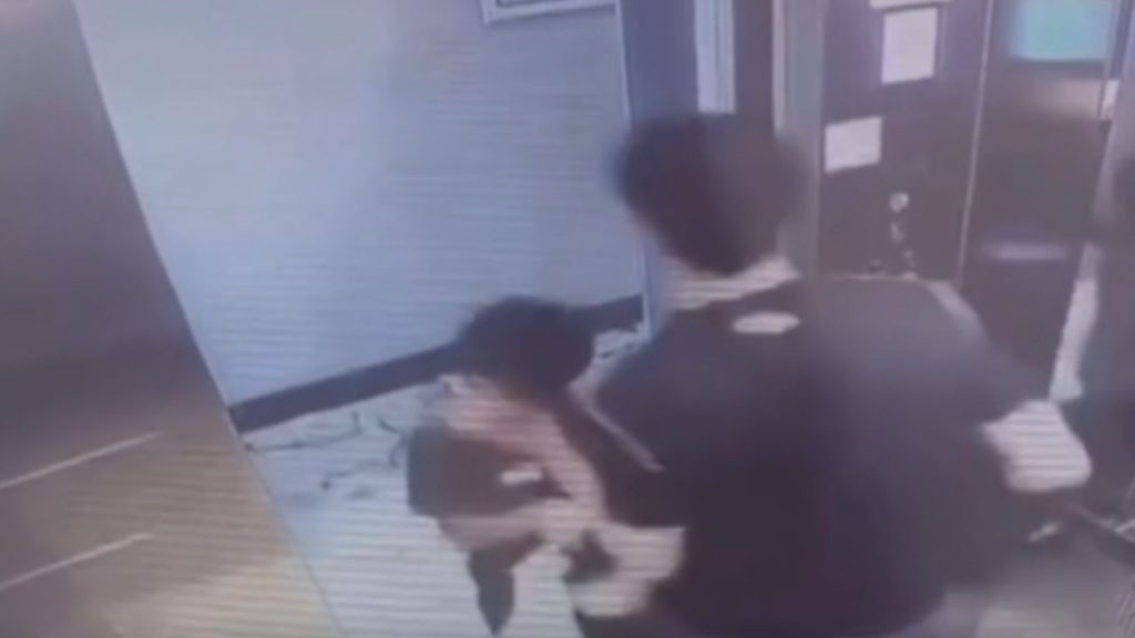 Menino autista é empurrado por vizinho ao tentar entrar dentro de elevador