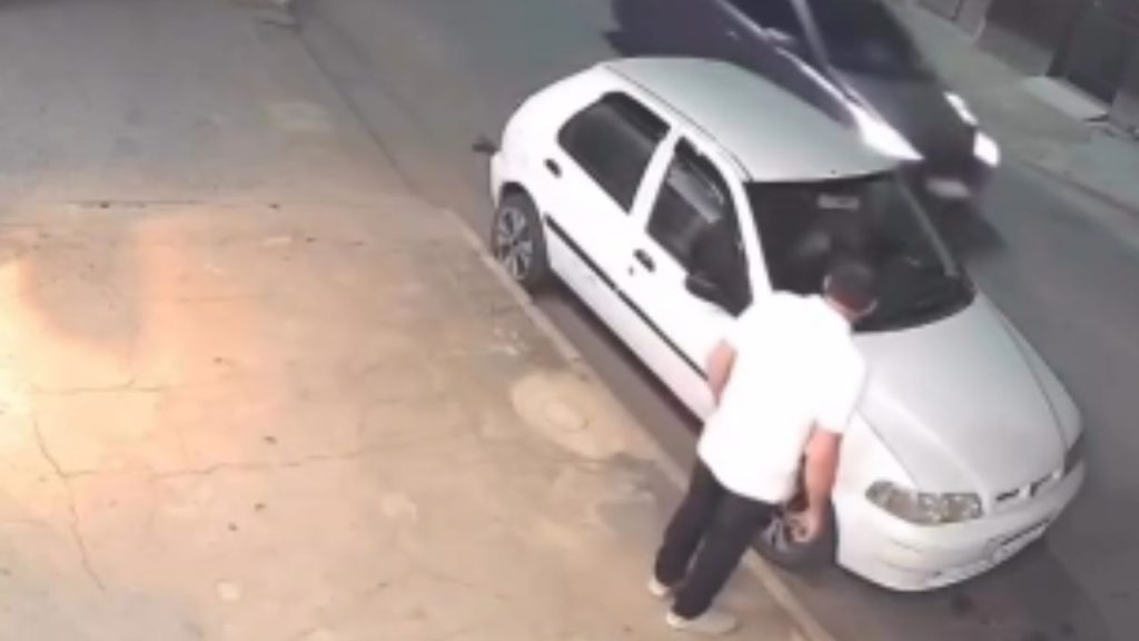 Homem entra em carro e tenta agarrar mulher, mas vítima reage e é salva por pedestre