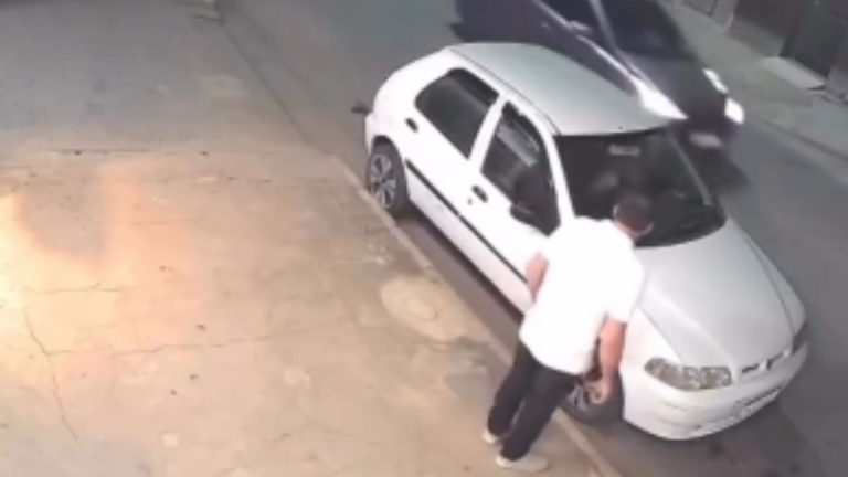 Homem entra em carro e tenta agarrar mulher, mas vítima reage e é salva por pedestre