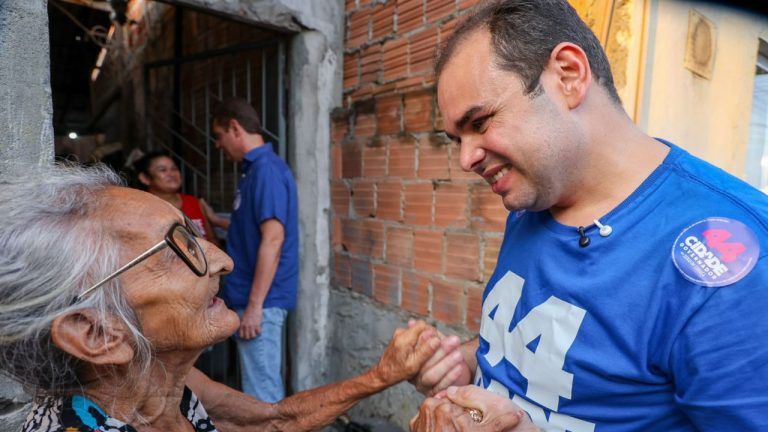Roberto Cidade leva campanha às ruas do São José ao lado de Marcos Rotta