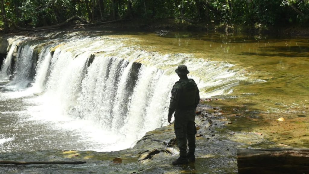 Empresa é multada em R$ 3 milhões após obra deixar rio com água barrenta em Presidente Figueiredo